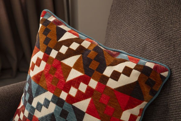 Biye Detay İskandinav Desenli Keten Dokuma Kırlent Mavi Biye