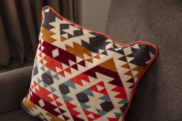 Biye Detay İskandinav Desenli Keten Dokuma Kırlent Turuncu Biye