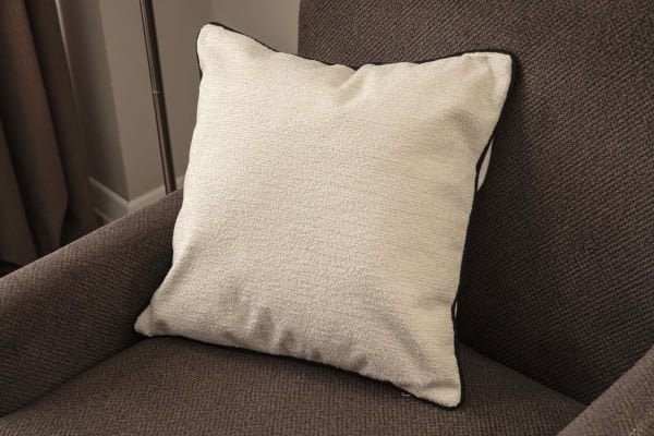 Biye Detay Cozy Dokulu Tüylü Keten Dokuma Kırlent Krem