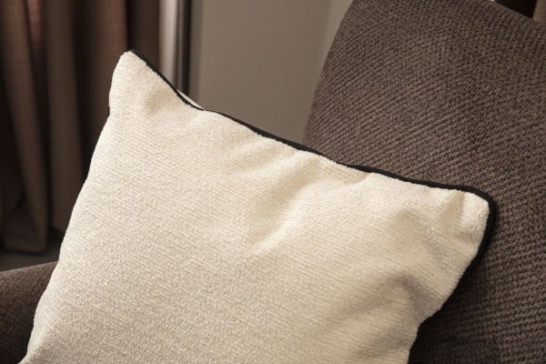 Biye Detay Cozy Dokulu Tüylü Keten Dokuma Kırlent Krem