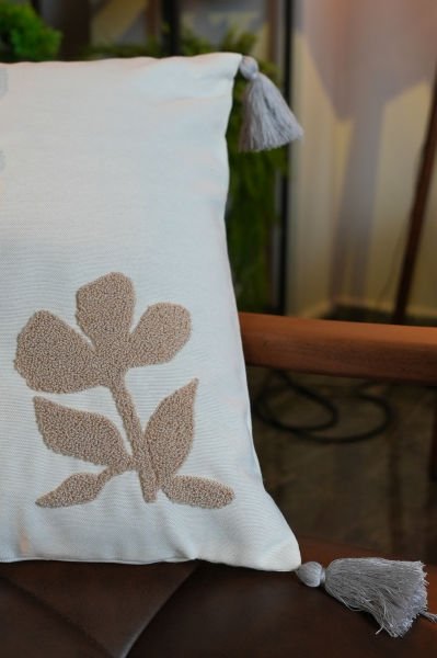 Püsküllü Bej Punch Panç Nakışlı Kırlent Kılıfı  43x43cm