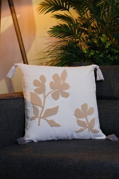 Püsküllü Bej Punch Panç Nakışlı Kırlent Kılıfı  43x43cm