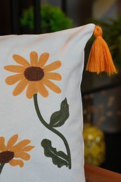 Püsküllü Punch Panç Nakışlı Kırlent Kılıfı  43x43cm