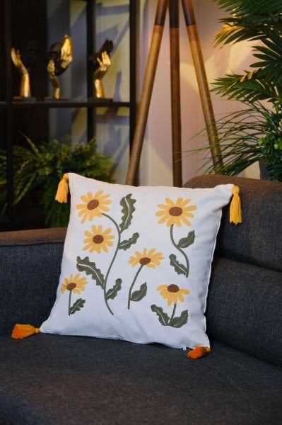 Püsküllü Punch Panç Nakışlı Kırlent Kılıfı  43x43cm