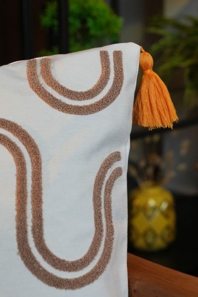 Püsküllü Punch Panç Nakışlı Kırlent Kılıfı Bej  43x43cm