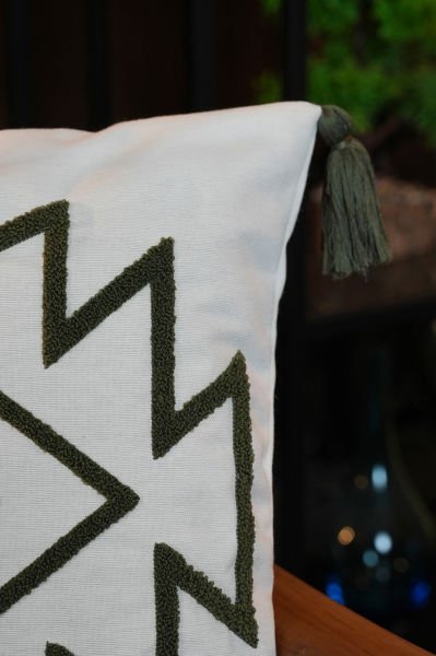 Püsküllü Punch Panç Nakışlı Kırlent Kılıfı Haki  43x43cm