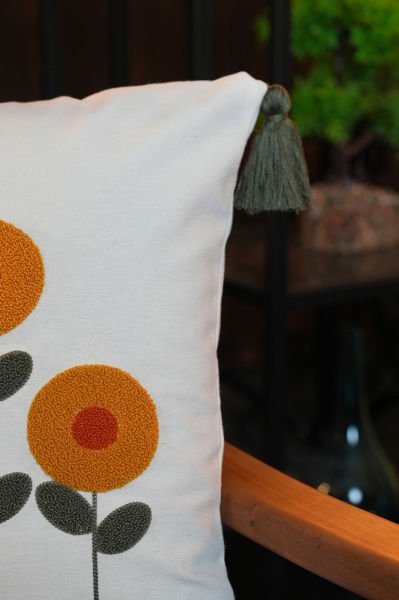 Püsküllü Punch Panç Nakışlı Kırlent Kılıfı Çiçek  43x43cm