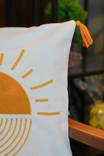 Püsküllü Punch Panç Nakışlı Kırlent Kılıfı Güneş  43x43cm