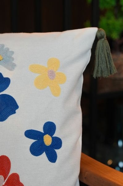 Püsküllü Punch Nakışlı Kırlent Kılıfı Çiçek 43x43 cm