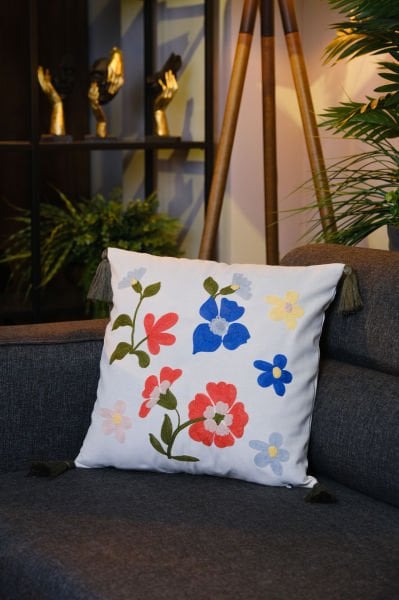 Püsküllü Punch Nakışlı Kırlent Kılıfı Çiçek 43x43 cm