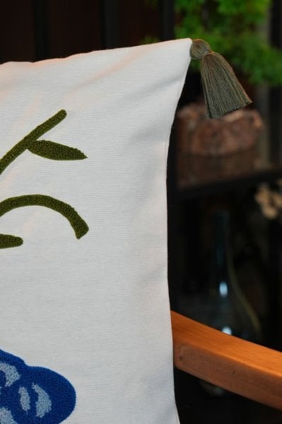 Püsküllü Punch Nakışlı Kırlent Kılıfı Mavi Vazo 43x43 cm