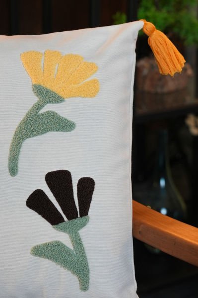 Püsküllü Punch Panç Nakışlı Kırlent Kılıfı  43x43 cm