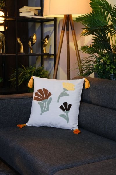 Püsküllü Punch Panç Nakışlı Kırlent Kılıfı  43x43 cm