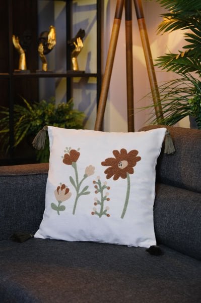 Püsküllü Punch Panç Nakışlı Kırlent Kılıfı Çiçek Bahçesi  43x43 cm