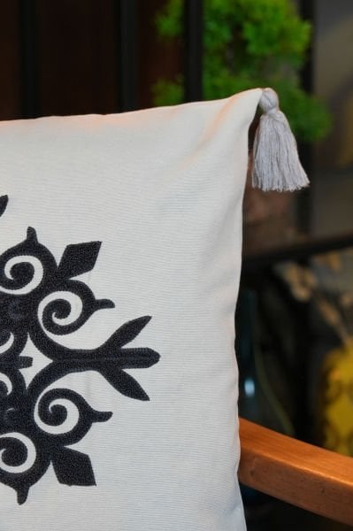 Püsküllü Punch Panç Nakışlı Kırlent Kılıfı  Lacivert 43x43 cm