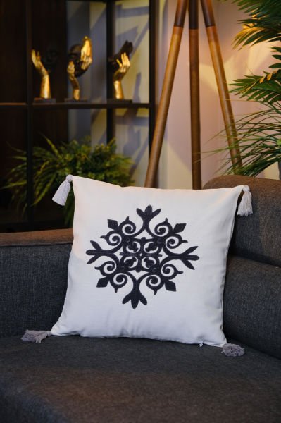 Püsküllü Punch Panç Nakışlı Kırlent Kılıfı  Lacivert 43x43 cm