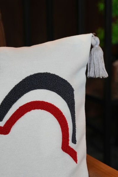 Püsküllü Punch Panç Nakışlı Kırlent Kılıfı Lacivert-Kırmızı 43x43 cm