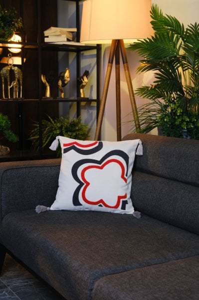 Püsküllü Punch Panç Nakışlı Kırlent Kılıfı Lacivert-Kırmızı 43x43 cm