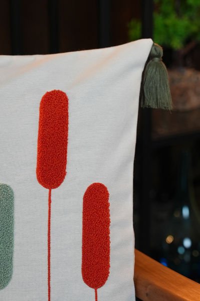 Püsküllü Punch Panç Nakışlı Kırlent Kılıfı Buğday 43x43 cm