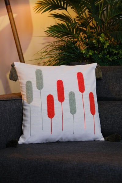 Püsküllü Punch Panç Nakışlı Kırlent Kılıfı Buğday 43x43 cm