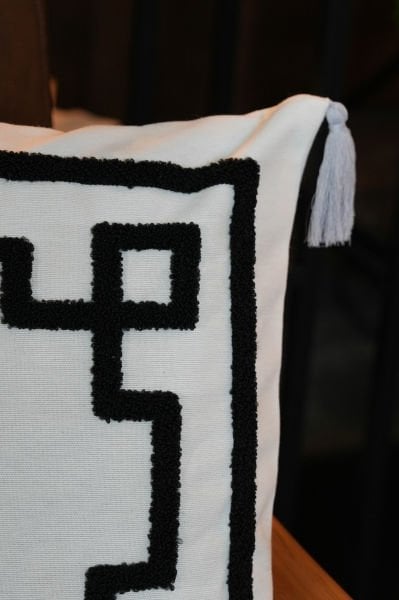 Püsküllü Punch Panç Nakışlı Kırlent Kılıfı Key 43x43 cm