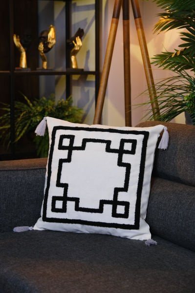 Püsküllü Punch Panç Nakışlı Kırlent Kılıfı Key 43x43 cm