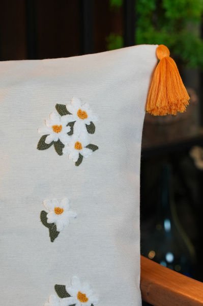 Püsküllü Punch Panç Nakışlı Kırlent Kılıfı Papatyalar 43x43 cm