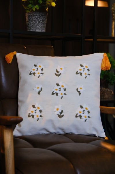 Püsküllü Punch Panç Nakışlı Kırlent Kılıfı Papatyalar 43x43 cm